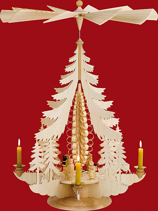 Taulin Große Pyramide, geschnitzte Waldfiguren