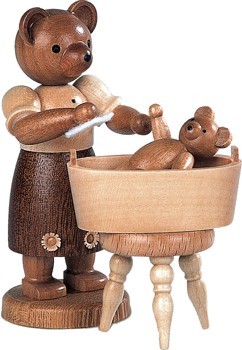 Bärenmutter mit badendem Kind