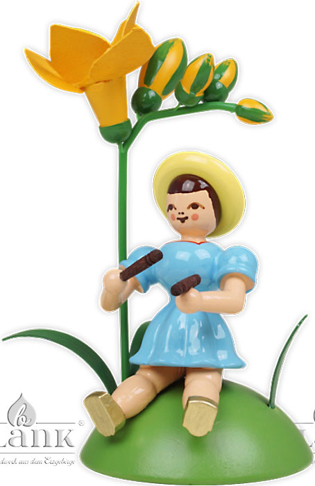 Blank Blumenkind mit Freesie und Klanghölzer, sitzend