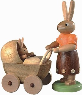 Kleinkunst Müller Hasenmutter mit Kinderwagen