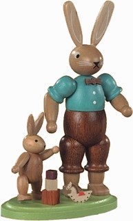 Kleinkunst Müller Hasenvater mit spielendem Kind