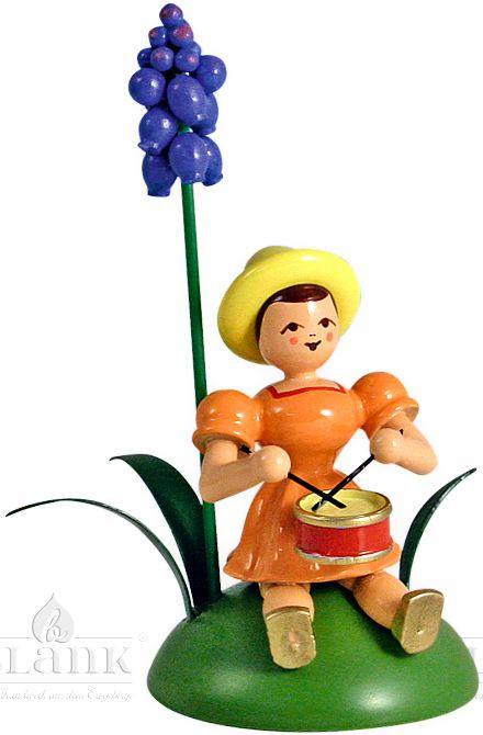 Blank Blumenkind mit Traubenhyazinthe und Trommel, sitzend, farbig