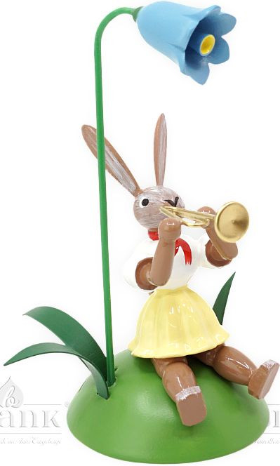 Blank Osterhase sitzend mit Glockenblume und Trompete, farbig