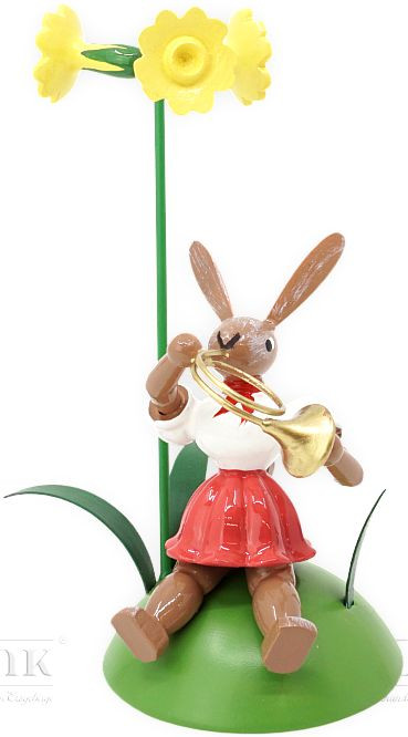 Blank Osterhase sitzend mit Primel und Waldhorn, farbig