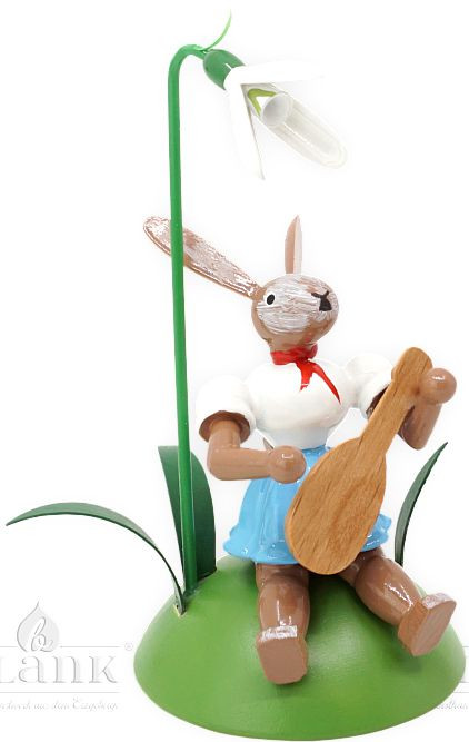 Blank Osterhase sitzend mit Schneeglöckchen und Mandoline, farbig