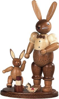 Kleinkunst Müller Hasenvater mit spielendem Kind