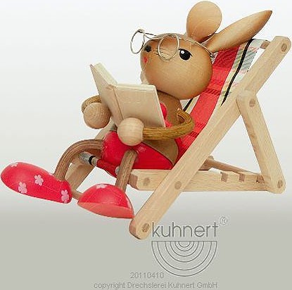 Drechslerei Kuhnert Hasenmädchen im Liegestuhl mit Buch
