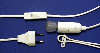 Kabel mit Stecker- Schalter- Fassung und Glühlampe