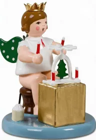 Ellmann Weihnachtsengel sitzend mit Pyramide, mit Krone
