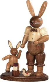 Kleinkunst Müller Hasenvater mit spielendem Kind
