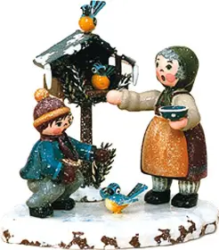 Hubrig Volkskunst Winterkinder - Vogelfütterung