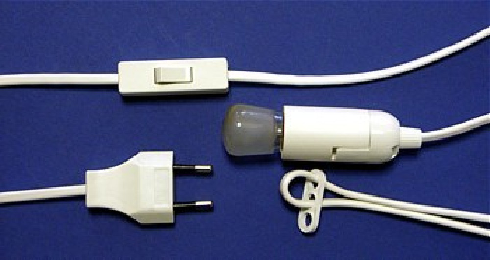 Kabel mit Stecker- Schalter- Fassung und Glühlampe